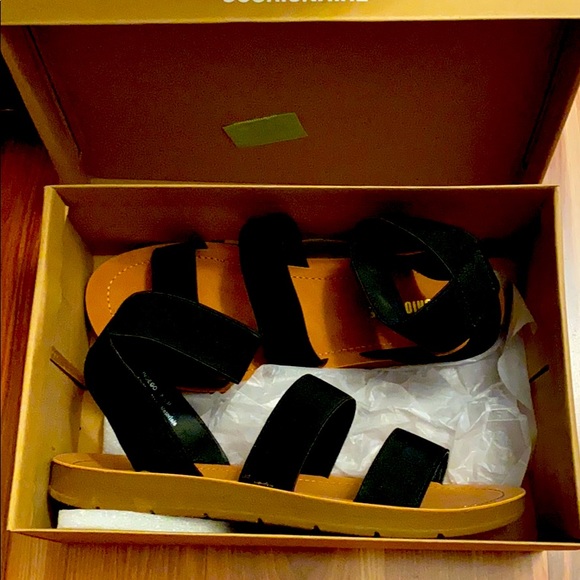 Cushionaire Shoes - Women’s size 8 sandals